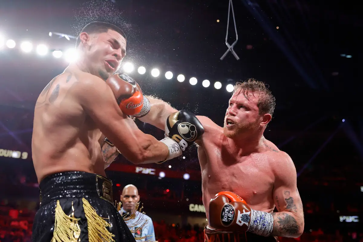 Foto de Saúl Canelo Álvarez dando un derechazo a Edgar Berlanga durante la pelea disputada en Las Vegas.