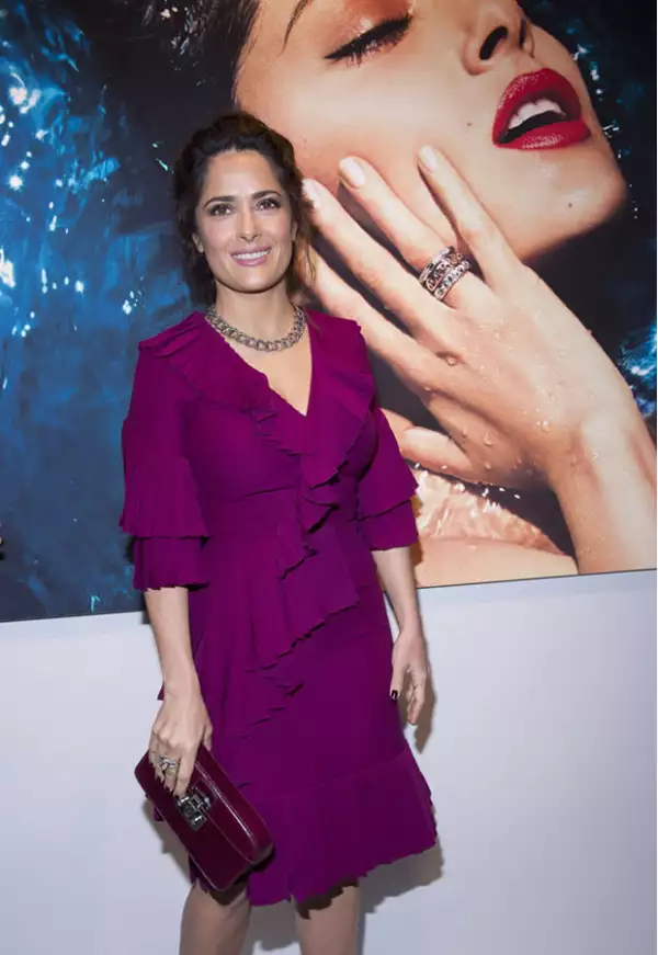 Salma Hayek posa junto a la foto oficial de la nueva colección de Pomellato.