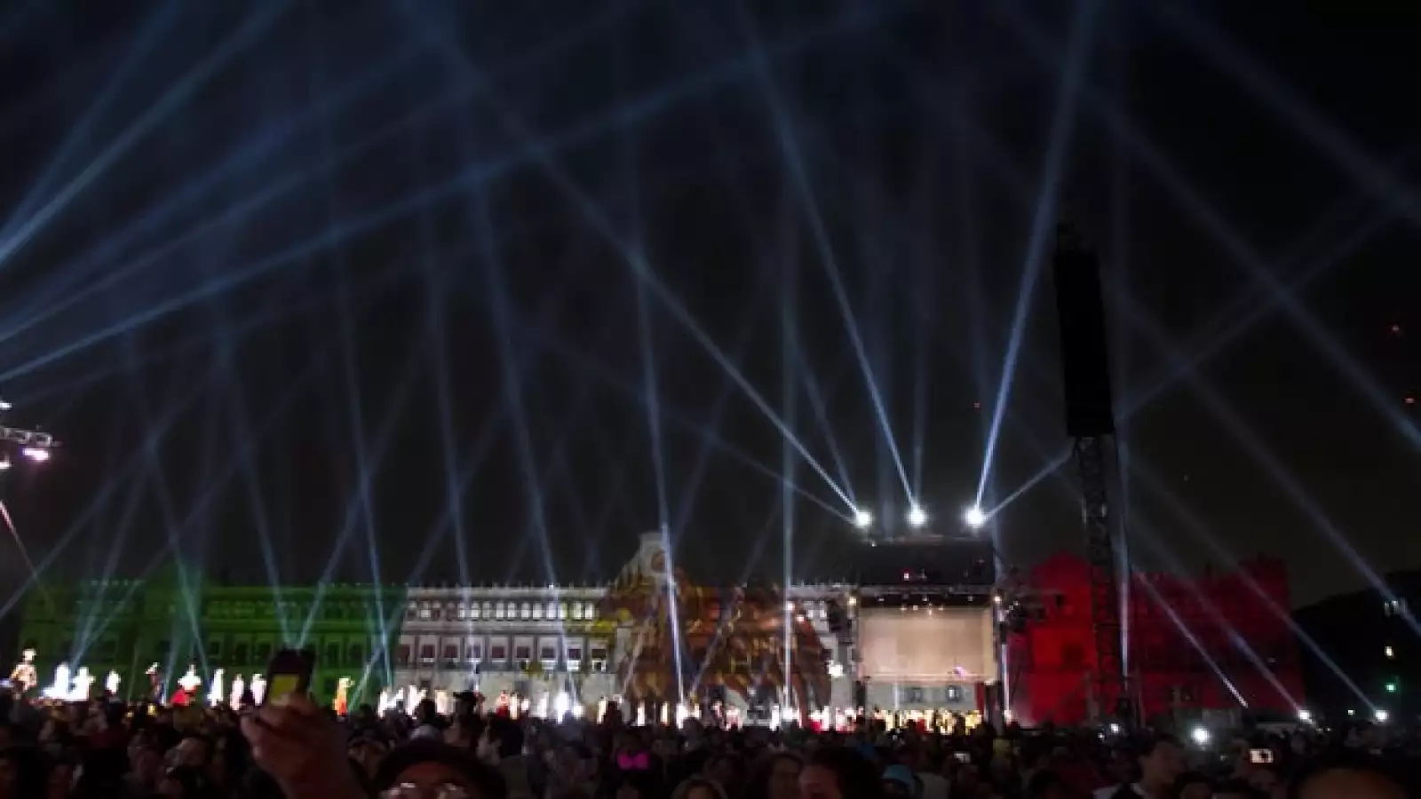 Bailarines y fuegos artificiales para festejar el Centenario de la Revolución