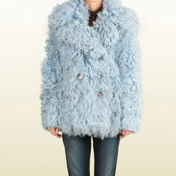 Gucci interpreta esta tendencia con un abrigo overs¡zed color pastel.