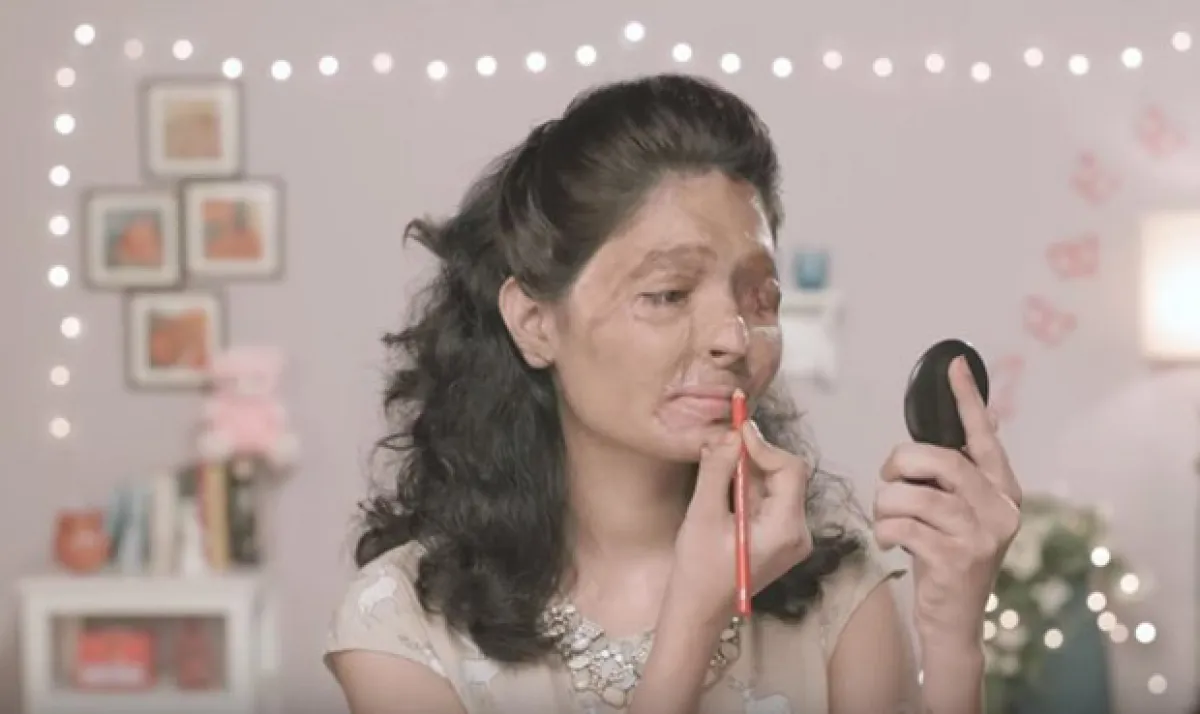 La organización hizo un makeup tutorial protagonizado por la modelo.