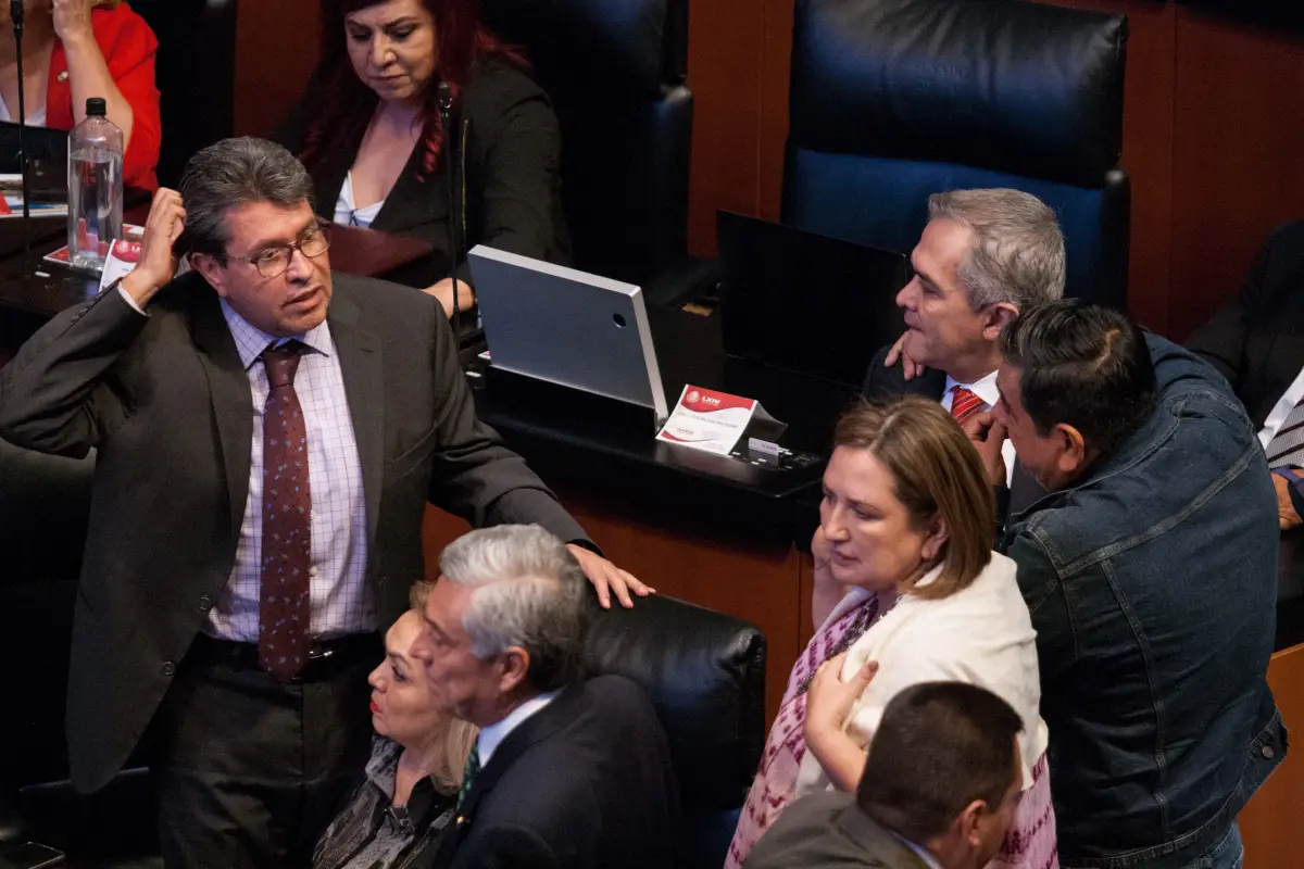 Senadores en votación