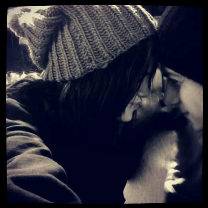 La actriz y cantante compartió una imagen en su cuenta de Instagram junto a un joven, la cual acompañó con el texto “extraño mi casa”.