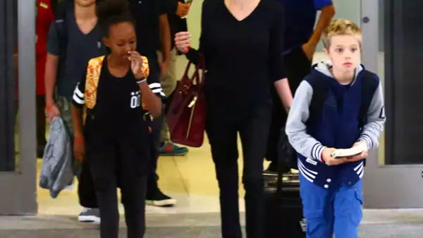 Shiloh Jolie-Pitt se ha caracterizado desde pequeña por su estilo tomboy y ahora llama la atención por llevar el pelo muy corto, como sus hermanos varones.