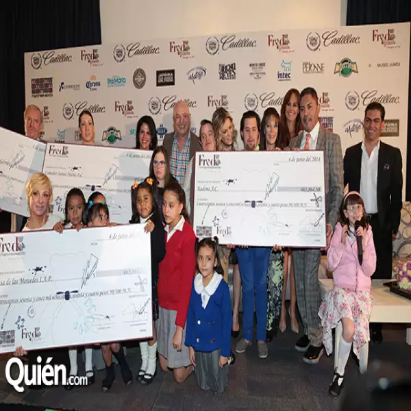 Entrega de Cheque de la Subasta Oso Fredo