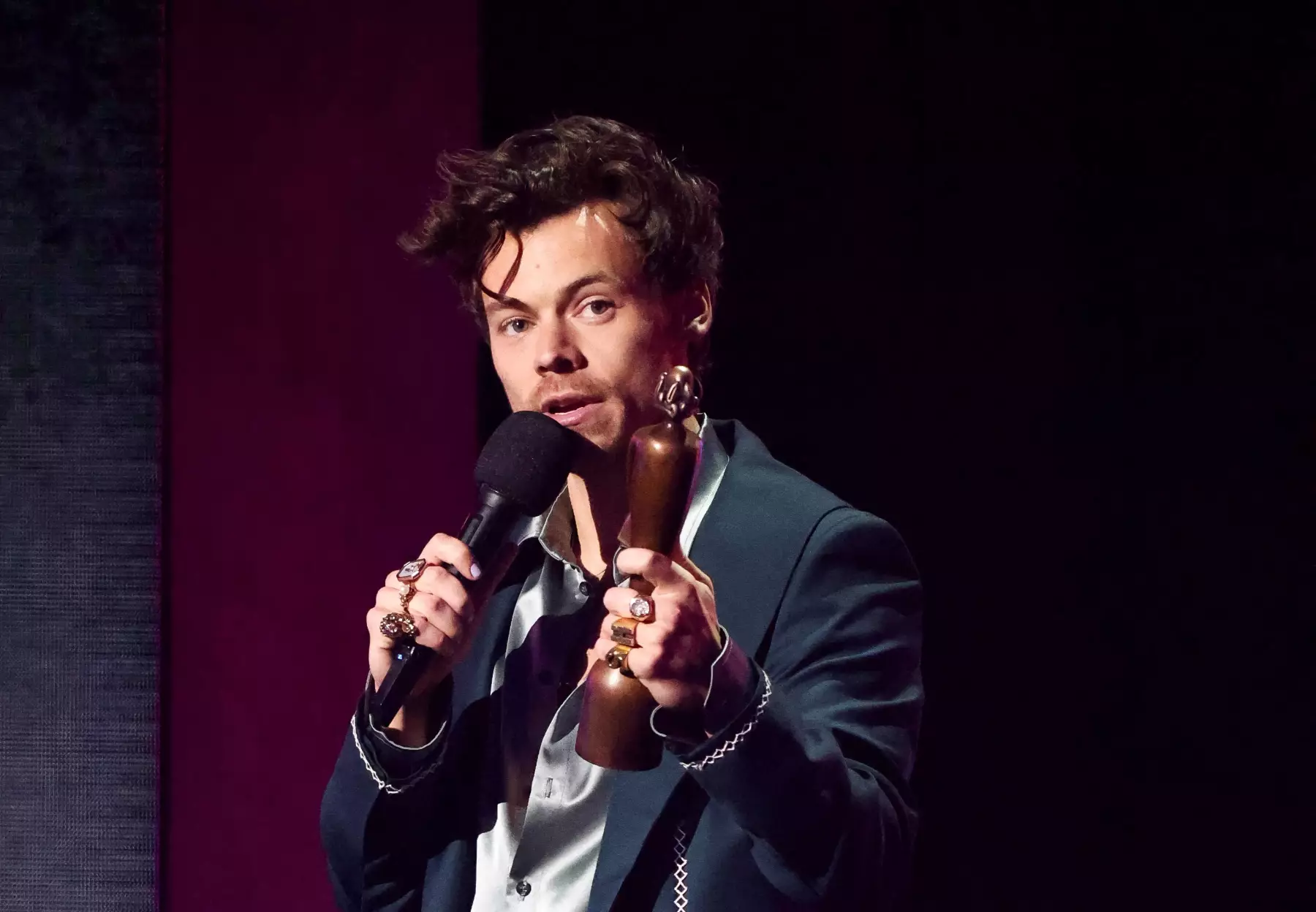 Harry Styles triunfa con la mayor cantidad de galardones en los premios BRIT