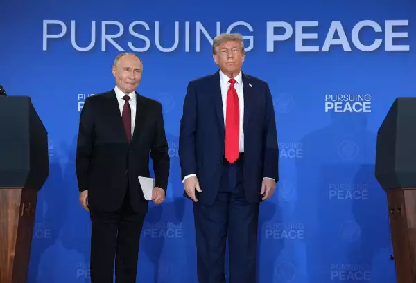 Donald Trump y Vladimir Putin en la cumbre binacional Pursuing Peace celebrada en Alaska
