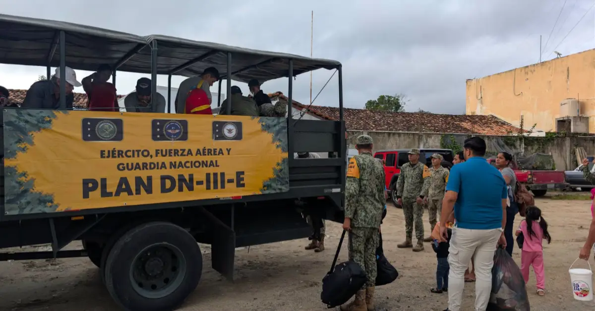 Un camión militar con letras que dicen Plan DN tres en donde militares ayudan a subir a tres adultos y una niña.jpg