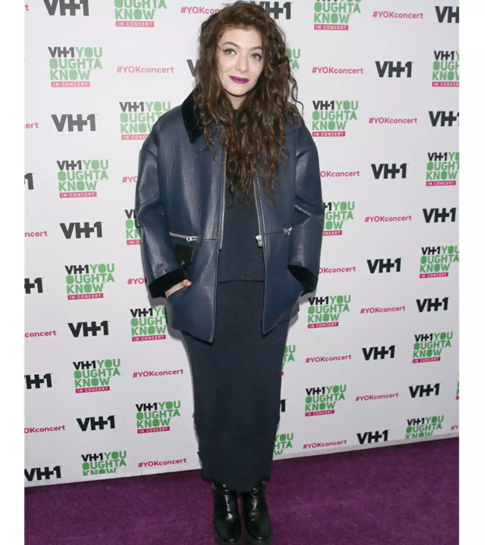 Con este outfit se alejó del total black look y el acento lo puso con la chaqueta over size.