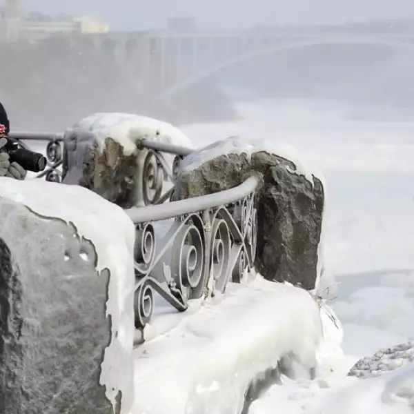 segmentos de las cataratas del niagara congeladas