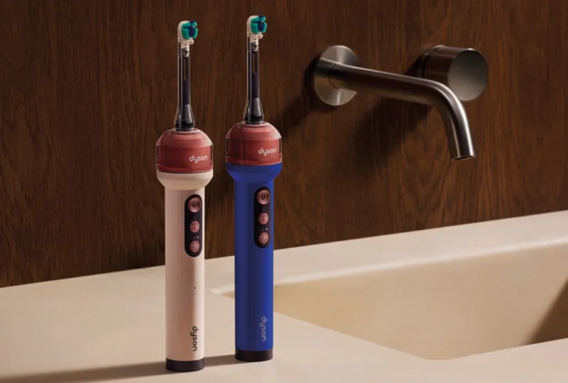 En la foto aparecen dos cepillos dentales Dyson Camerajet sobre la barra de un lavabo.