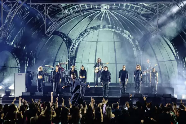 Daniel Platzman, Dan Reynolds, Wayne Sermon y Ben McKee de Imagine Dragons se presentan en los American Music Awards en 2022.