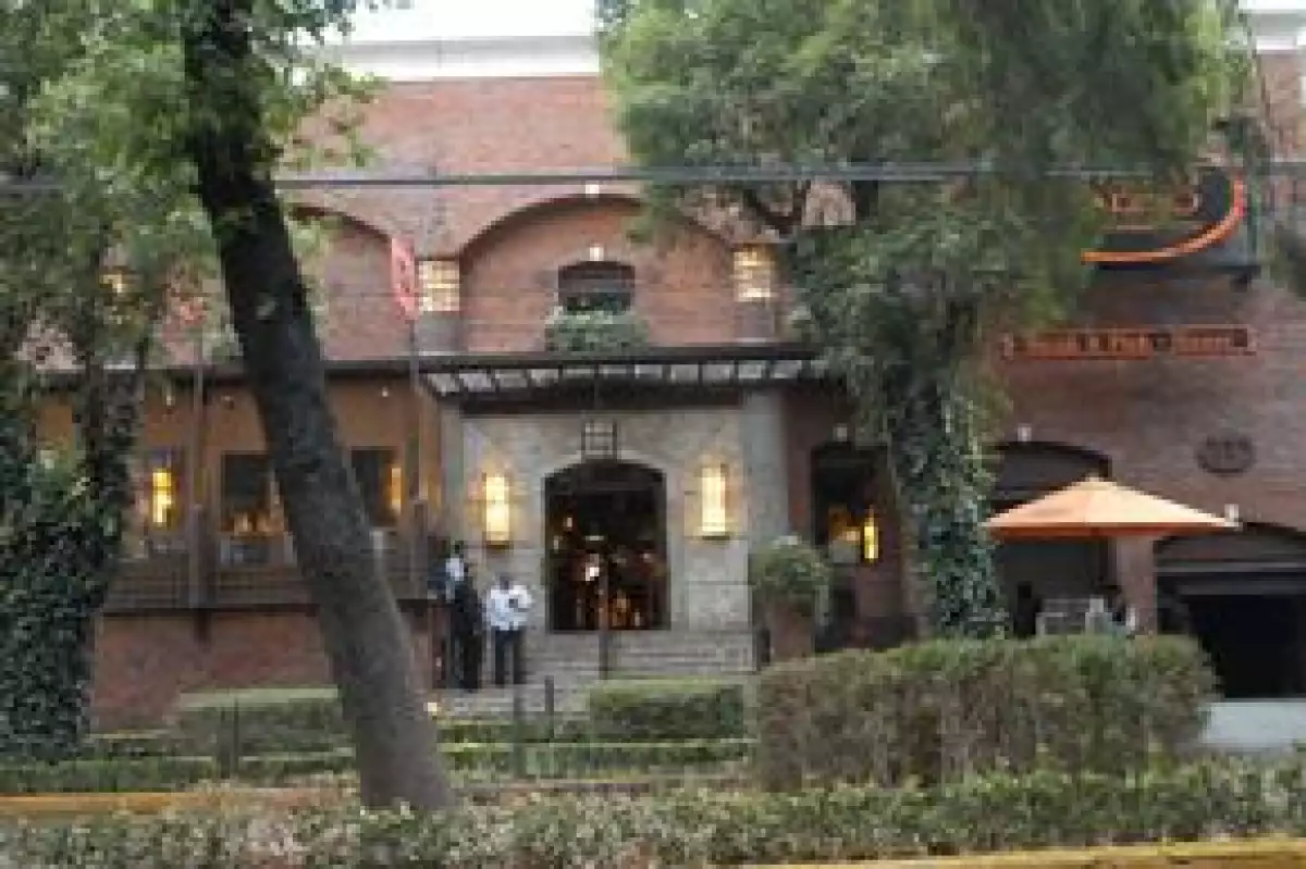 Algunos bares y restaurantes cerraron sus puertas al público, los pocos que permanecieron abiertos tuvieron poca asistencia.