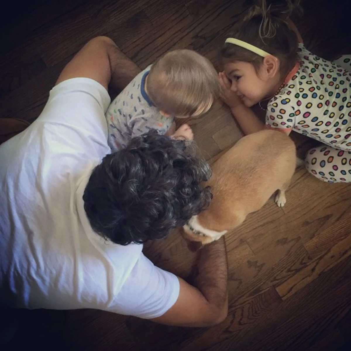 Sabemos que sus hijos son lo que más ama en este mundo, y esta imagen en la que lo vemos acompañado de los pequeños Jaime y Elena lo comprueba.