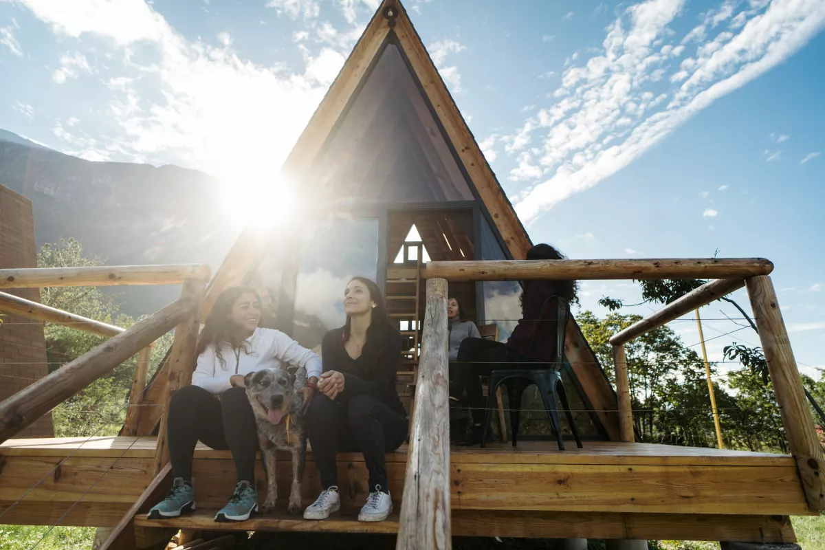 Vivienda de madera con dos personas en la fachada