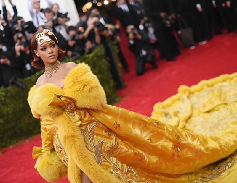 La cantante impactó con su vestido amarillo en China Trough The Looking Glass.
