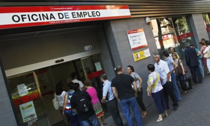 Los analistas afirman que el descenso en el paro no es congruente con el escenario macroeconómico de España. (Foto: AP)