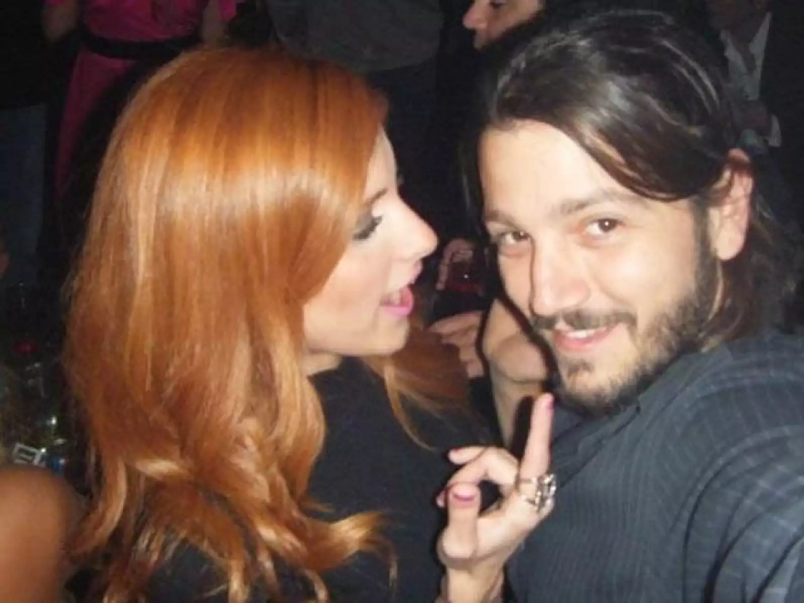 Luego de que Diego Luna presentó la obra de teatro “El buen canario” en Monterrey, asistió al Bar George en donde convivió con Pamela Manzur.