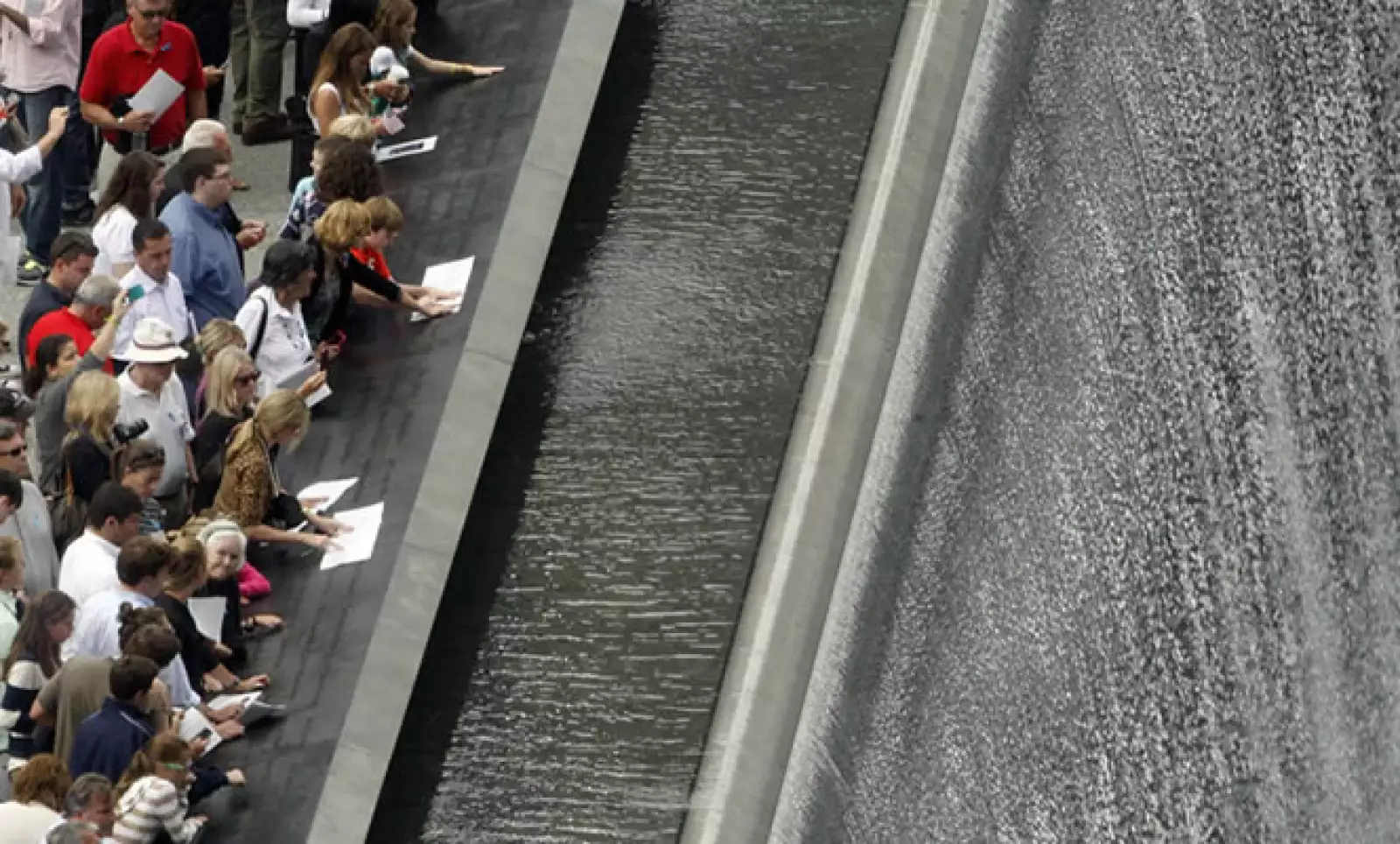 El memorial tiene dos plazas con forma de las huellas de las Torres Gemelas y caídas de agua de 9.1 metros. Incluye los nombres de las víctimas los ataques del 11 de septiembre y de un atentado previo de 1993 en el WTC.