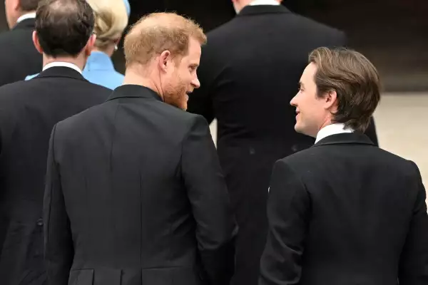 El príncipe Harry duque de Sussex en la coronación de su papá el rey Carlos III