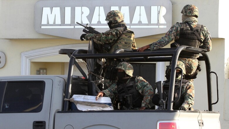 Personal del Ejército afuera de un hotel donde se realizó una redada en Mazatlán este 22 de febrero.