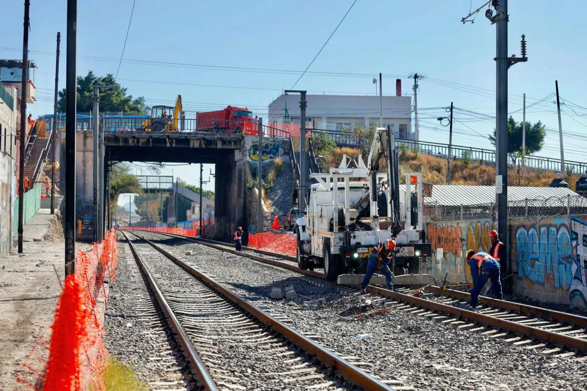 Trabajadores de la construcción comenzando las obras para el desarrollo del Tren México-Querétaro en la avenida Corregidora Norte. 