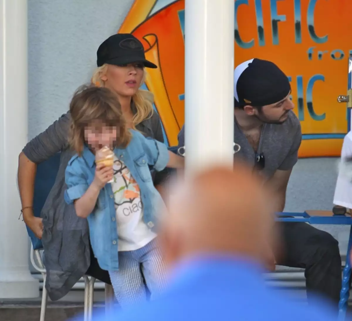 Christina, Max y Matt, disfrutando de una tarde juntos en Anaheim, California.
