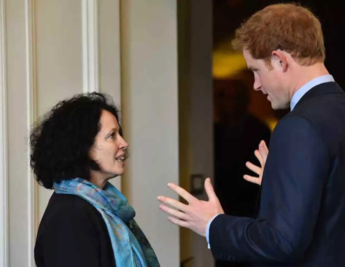 El príncipe fue recibido por la embajadora de Francia en Reino Unido.