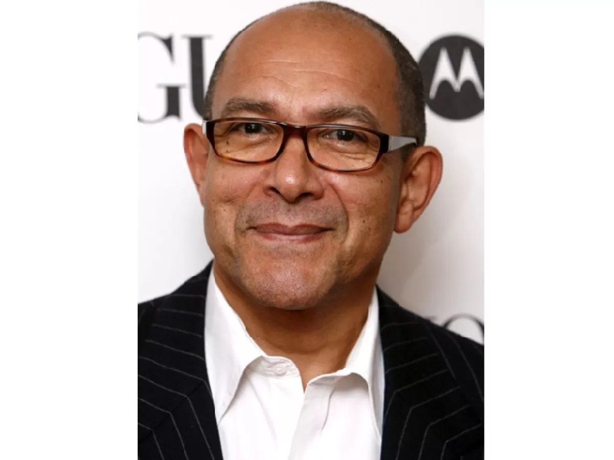 Bruce Odlfield se graduó de St. Martin´s School of Art en Londres.