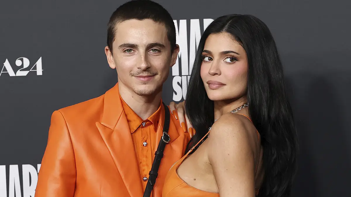 kylie-jenner-timothee-chalemet-looks-naranjas