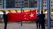 El personal baja la bandera nacional china en Exchange Square en el Distrito Financiero Central, en Hong Kong, China, el 15 de marzo de 2024.