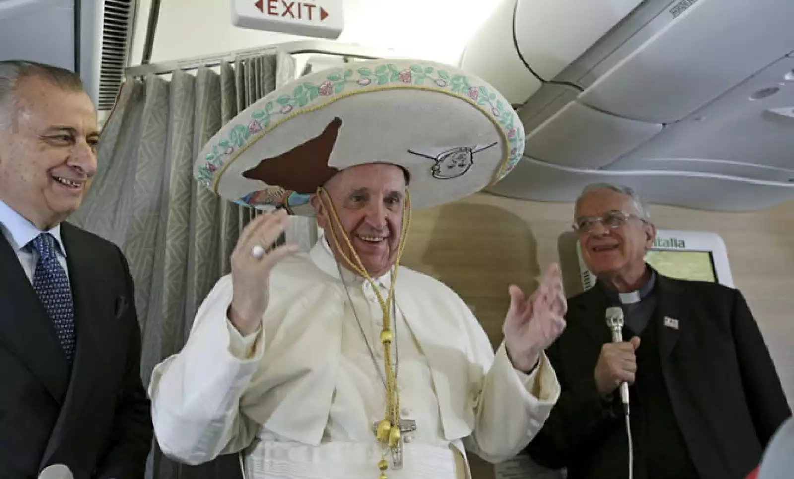 En el vuelo de Italia a Cuba, el papa conversó con los pasajeros y medios, para los que posó con un sombrero de charro.