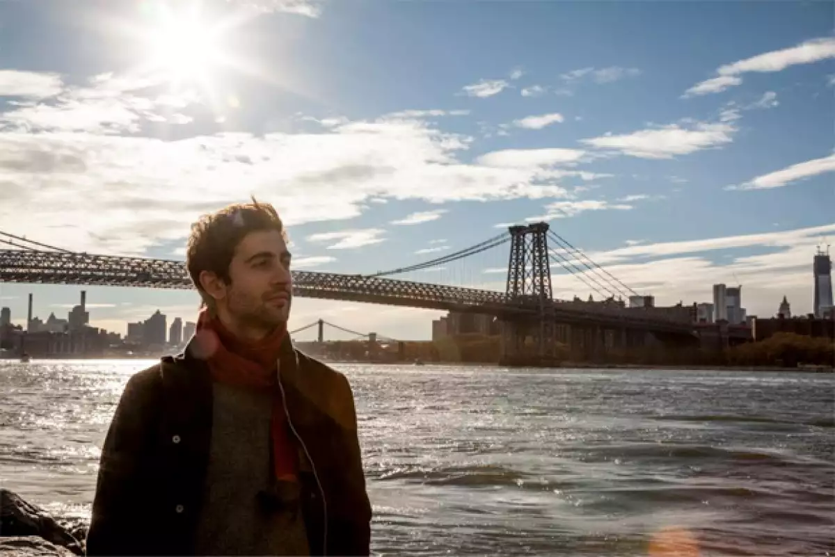 Un actor italiano de 27 años, de nombre Raphael Schumacher, fue declarado este viernes clínicamente muerto luego de ahorcarse accidentalmente cuando actuaba en Pisa, Italia.