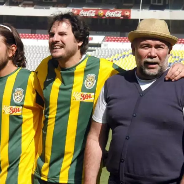 Diego Luna, Carlos Cuarón y Jesús  Ocha, quien la hizo de director técnico del equipo.