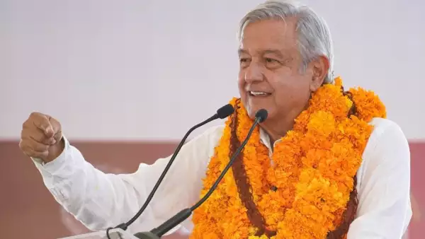 AMLO Constitución.jpg