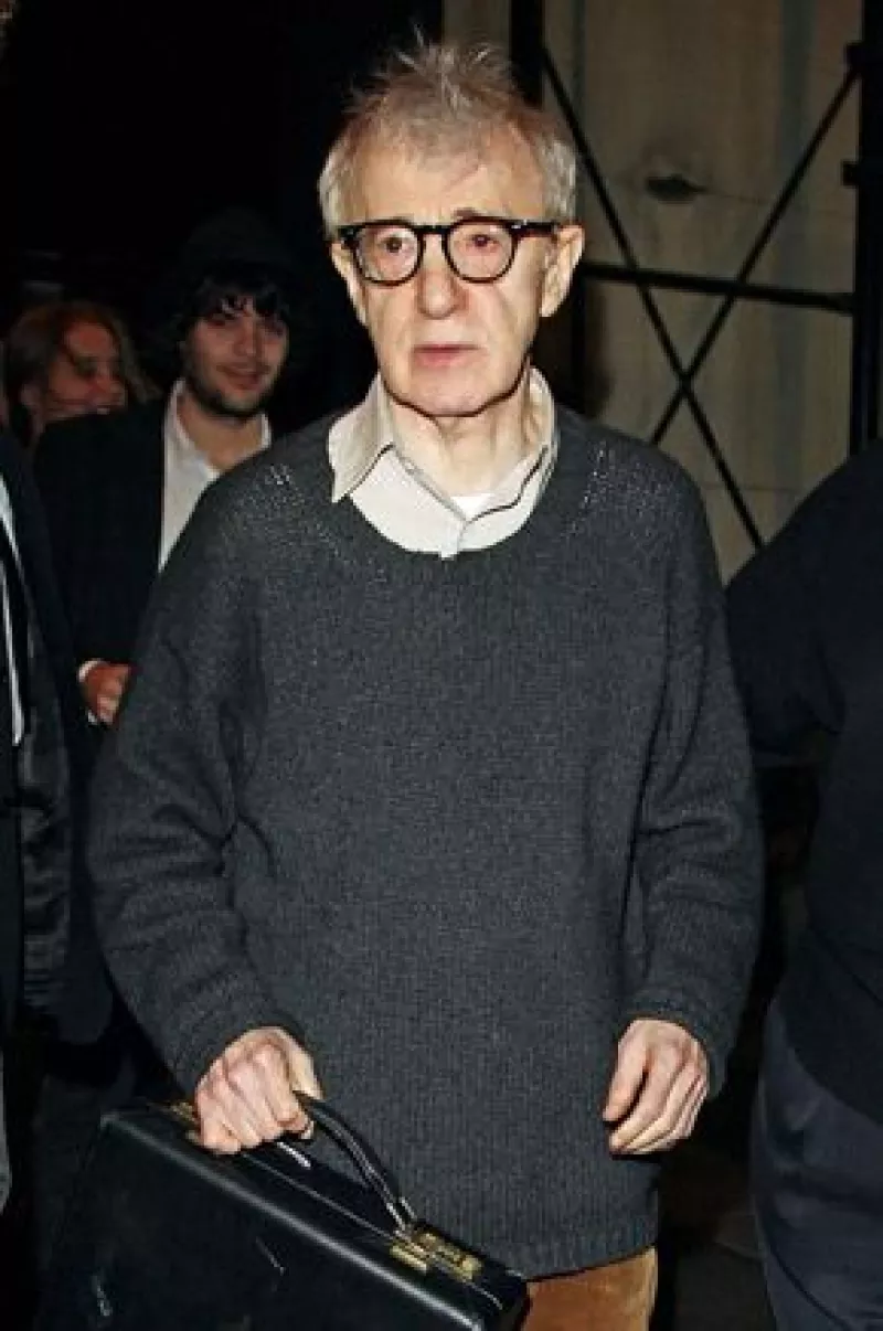 El director de cine dijo que dice American Apparel Inc. fue demasiado lejos al solicitar información sobre su vida familiar, sus finanzas personales y su carrera.