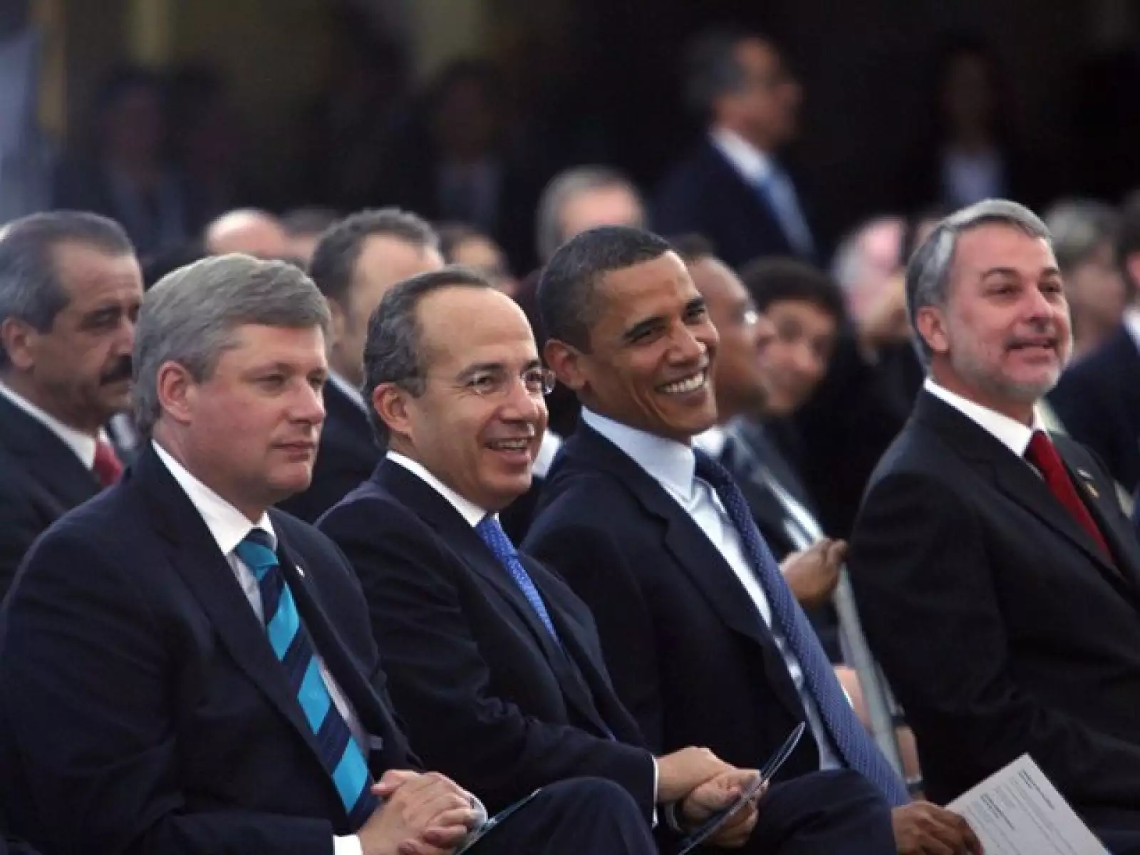 El primer ministro canadiense Stephen Harper, el presidente Felipe Calderón, su homólogo de EU, Barack Obama y el gobernador de Jalisco, Emilio González Márquez disfrutaron de la exhibición de bailes regionales y mariachi.