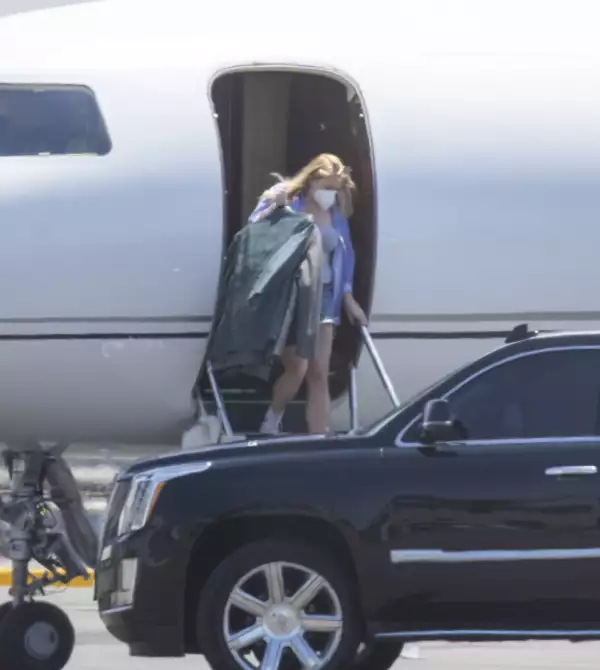 EXCLUSIVE - Got something to hide? New unseen pictures show Taylor Swift avoiding being photographed as she deplanes her controversial private jet, Burbank, California, USA - 05 Jul 2022