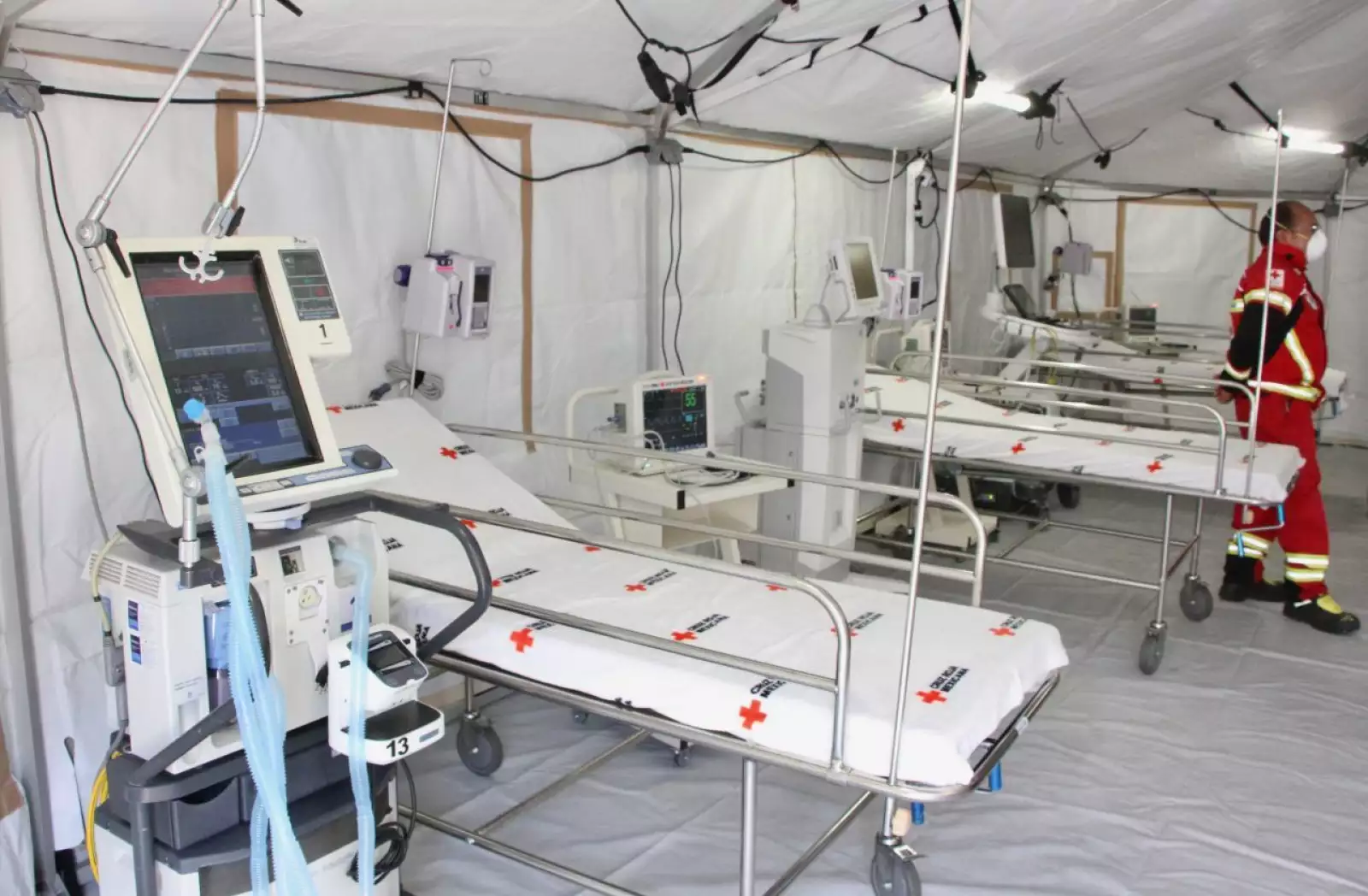 Aspectos del Hospital de Campo instalado por la Cruz Roja de México en el INER.