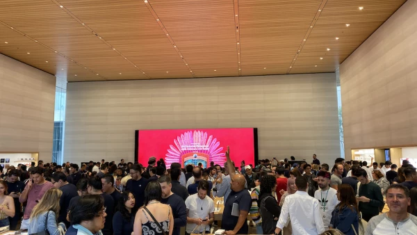 Nueva Apple Store atrae miles de fanáticos mexicanos