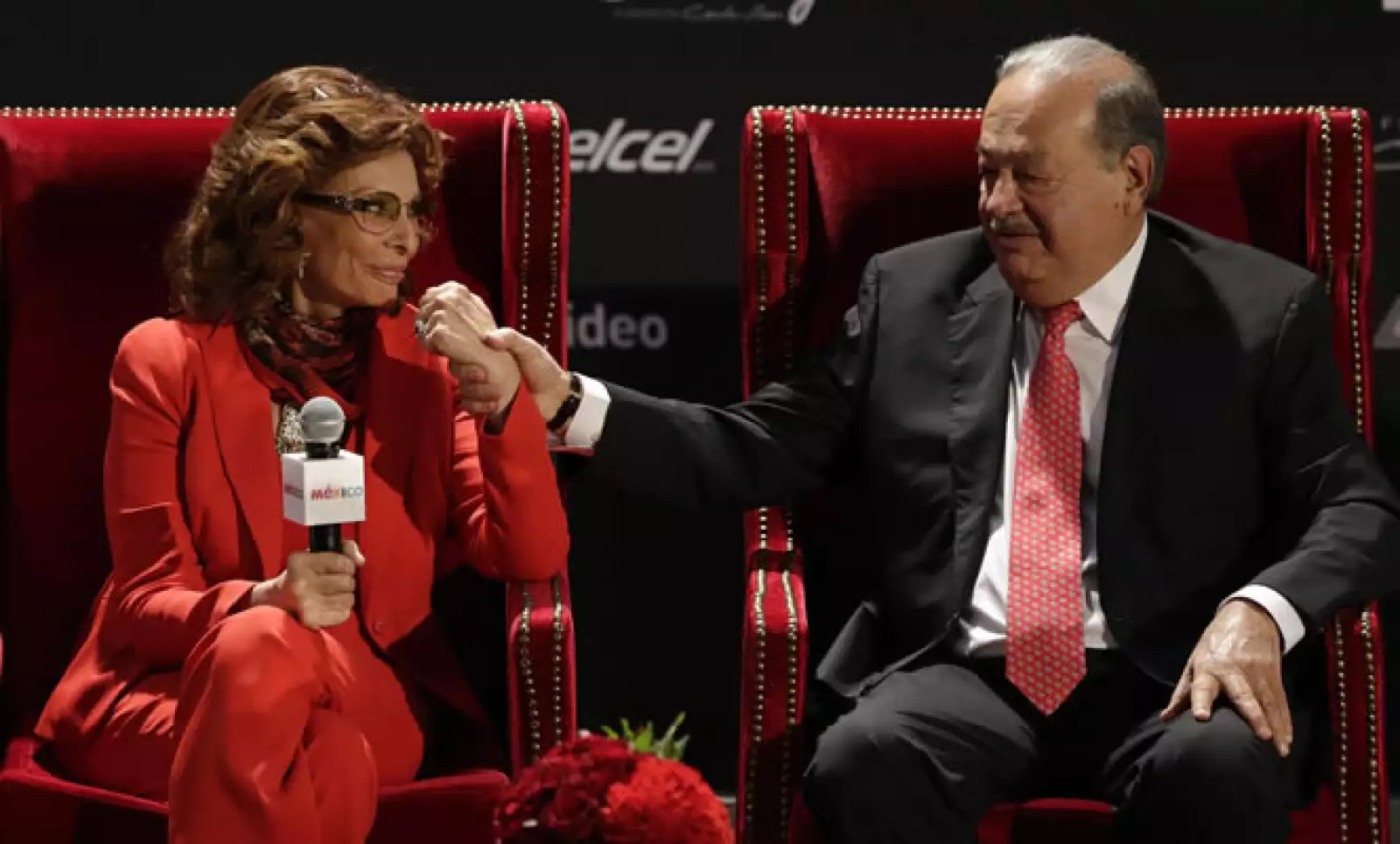 La diva italiana y Carlos Slim cortaron este jueves el listón inaugural de la muestra "Sofía Loren. México. Ayer, hoy y mañana",  en el Museo Soumaya. Muestra fotográfica en honor de la actriz.