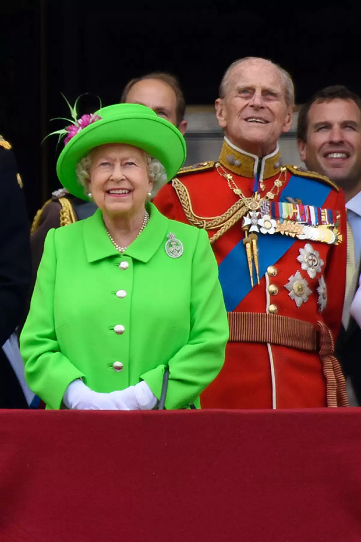 ¿Cómo destacar entre un ejército de soldados rojos? La reina Isabel II eligió para su celebración oficial un look total en verde fosforescente.