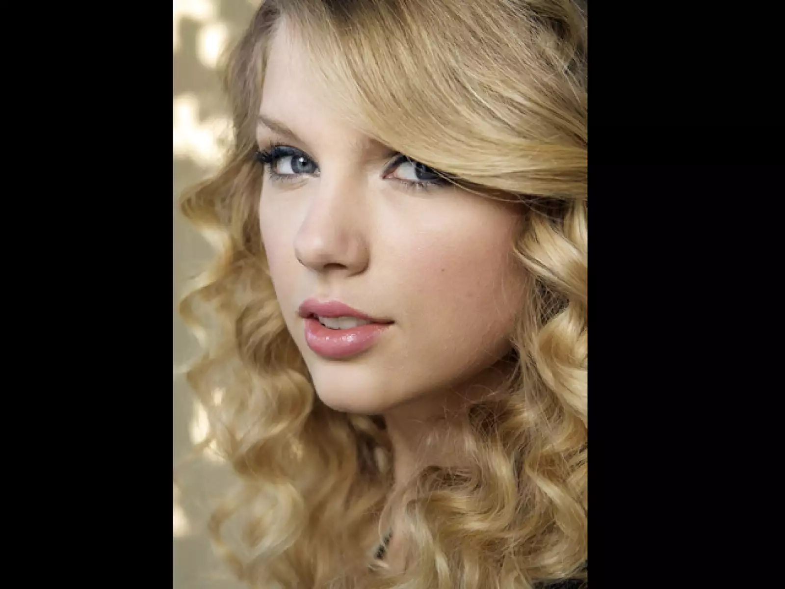 La cantante y compositora de música, Taylor Swift, country tiene una expresión facial muy dulce y tierna.