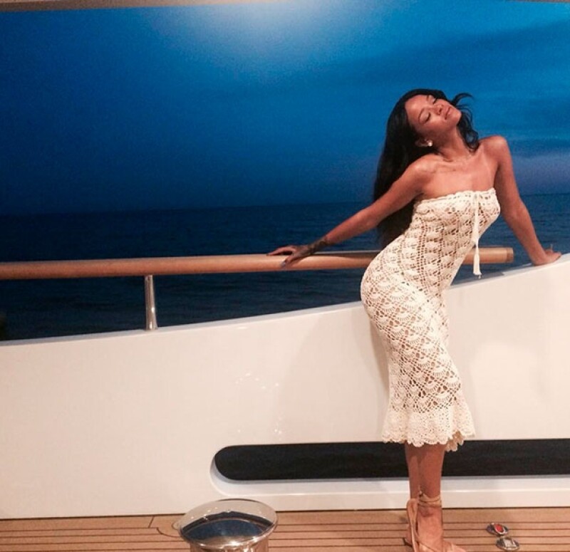 Rihanna posando en un yate.