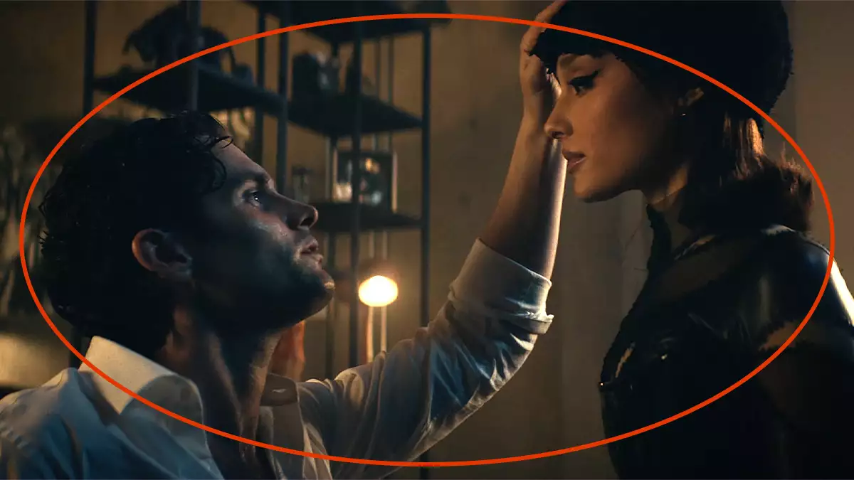 Ariana Grande es Gatúbela y Penn Badgley el alcalde de NY en "this boy is mine"