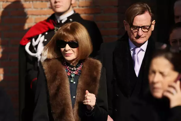 Foto de Anna Wintour en el funeral de valentino en roma