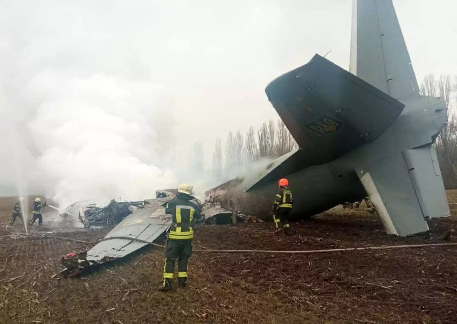 Un equipo de respuesta de emergencia trabaja en el sitio del choque en una aeronave militar en el sur de Kiev, Ucrania. 