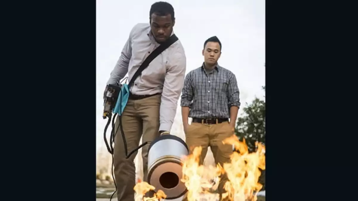 Seth Robertson (izquierda) y Viet Tran prueban su invención que combate las llamas con sonido