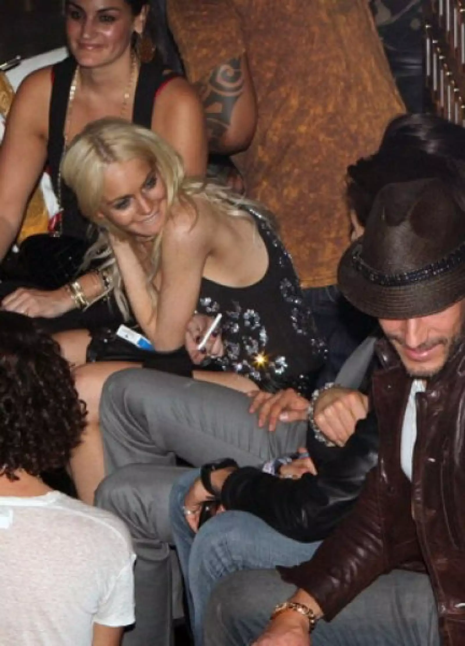 A pesar de que Lindsay desea alejarse de los medios, no puede ya que siempre anda de fiesta.