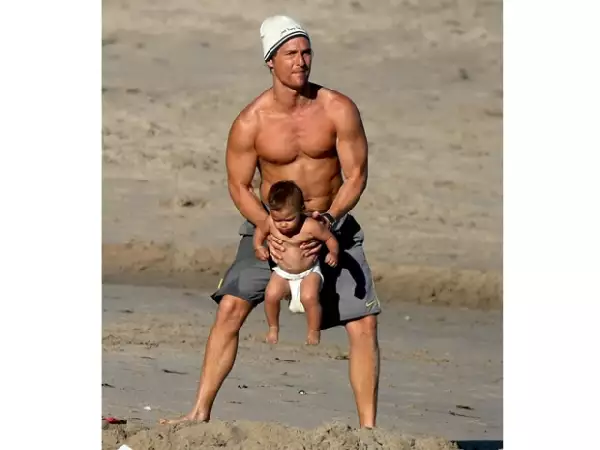 Jugando en la playa con su hija Vida